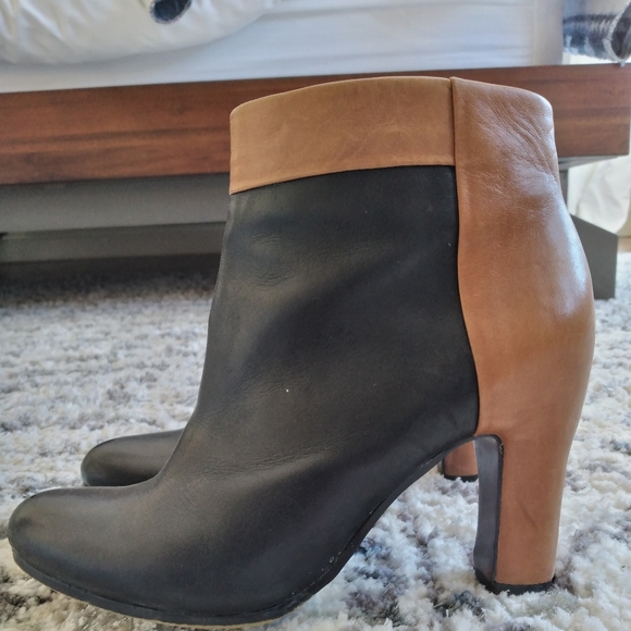 Size 6 Sam Edelman dual tone booties - Picture 3 of 5